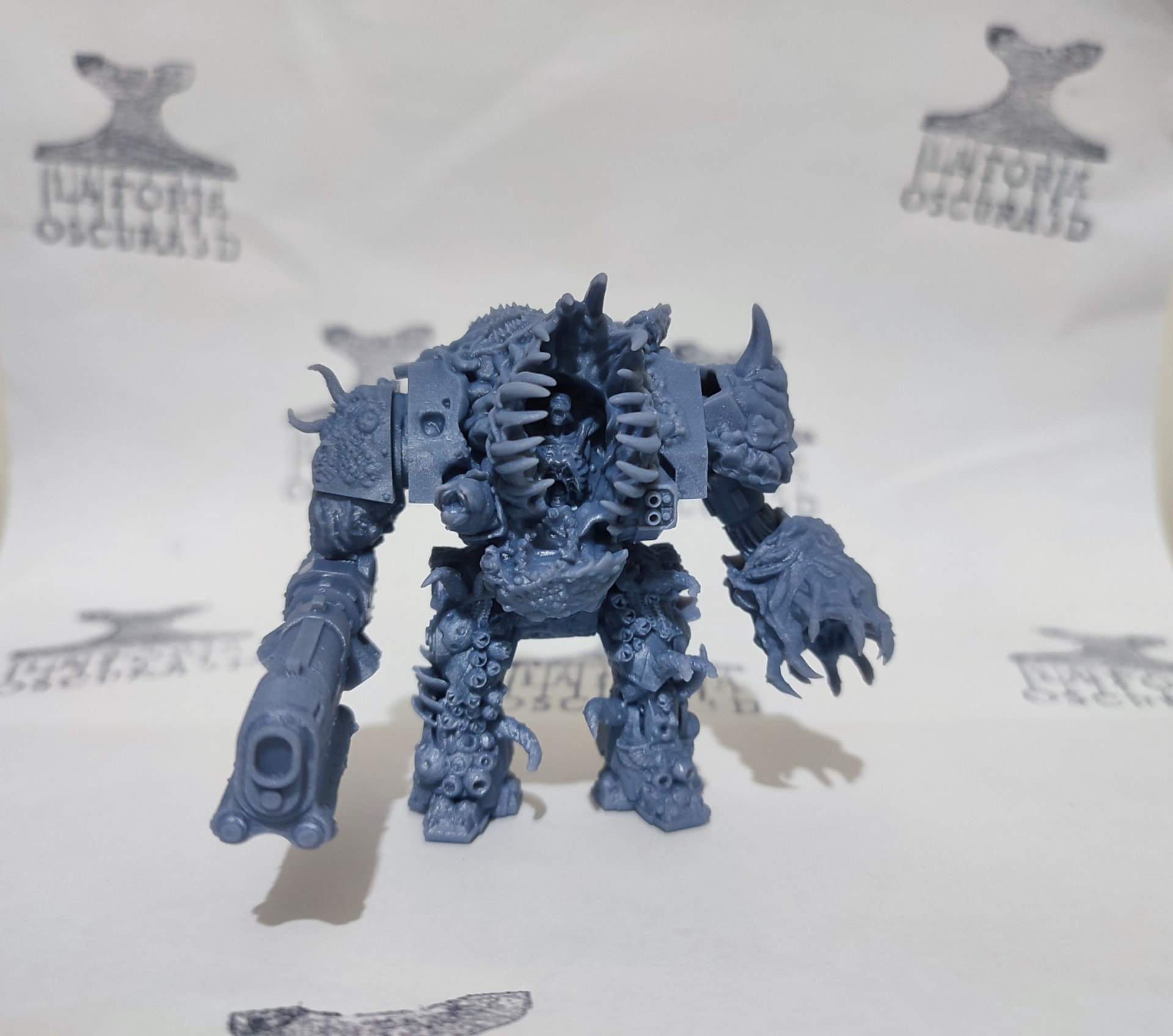 Miniatura de criatura mecánica impresa en resina