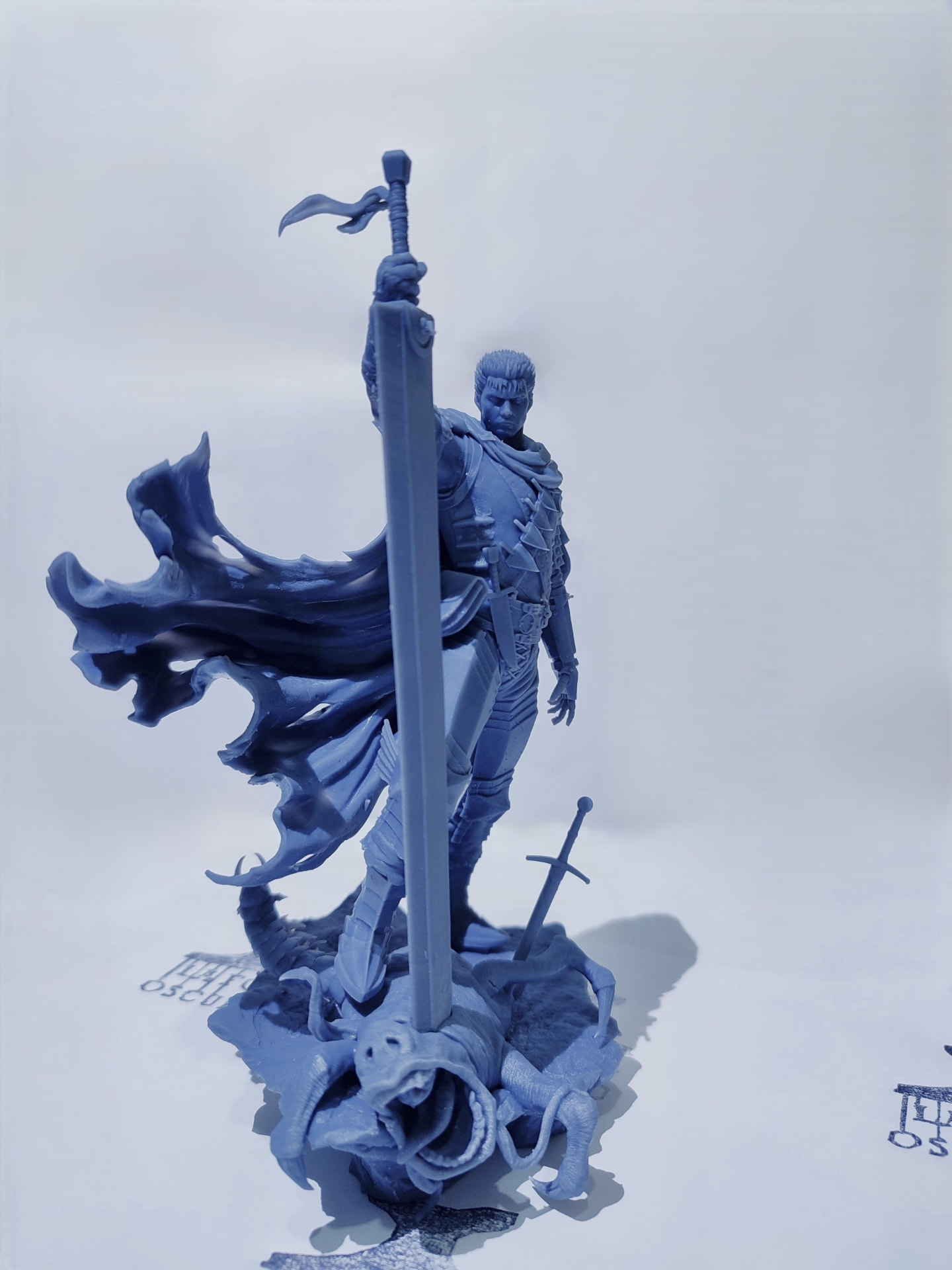 Personaje con espada sobre diorama impreso en resina