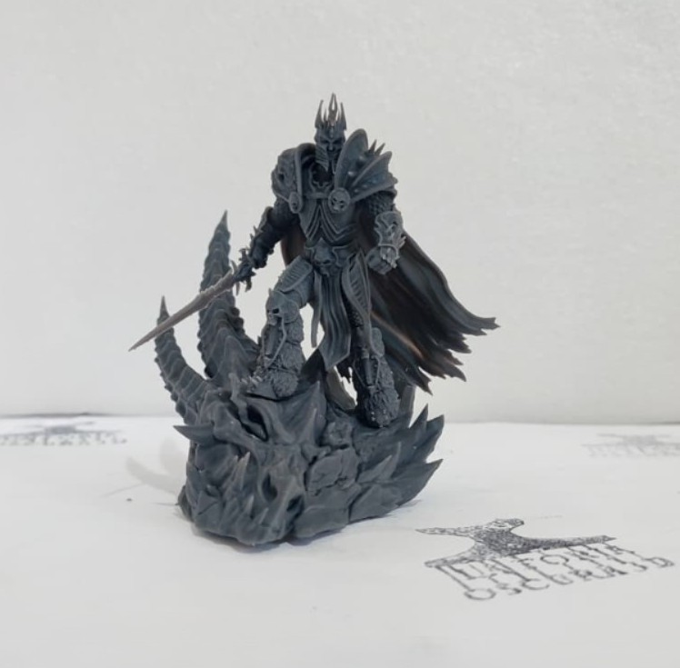 Figura de personaje fantástico impresa en resina